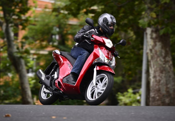 Φοβερή η πληροφόρηση από αναρτήσεις, πλαίσιο και ελαστικά, γεμίζει με σιγουριά τον αναβάτη του SH.